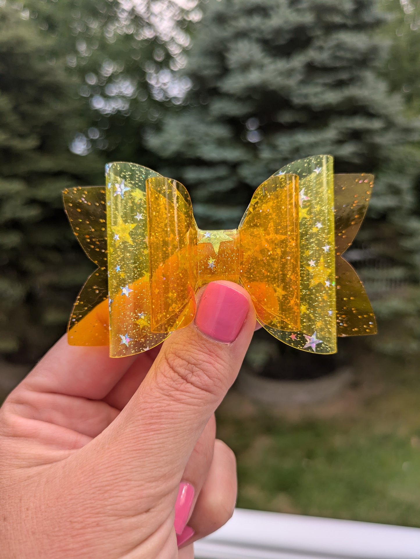 Yellow stars, pool bow