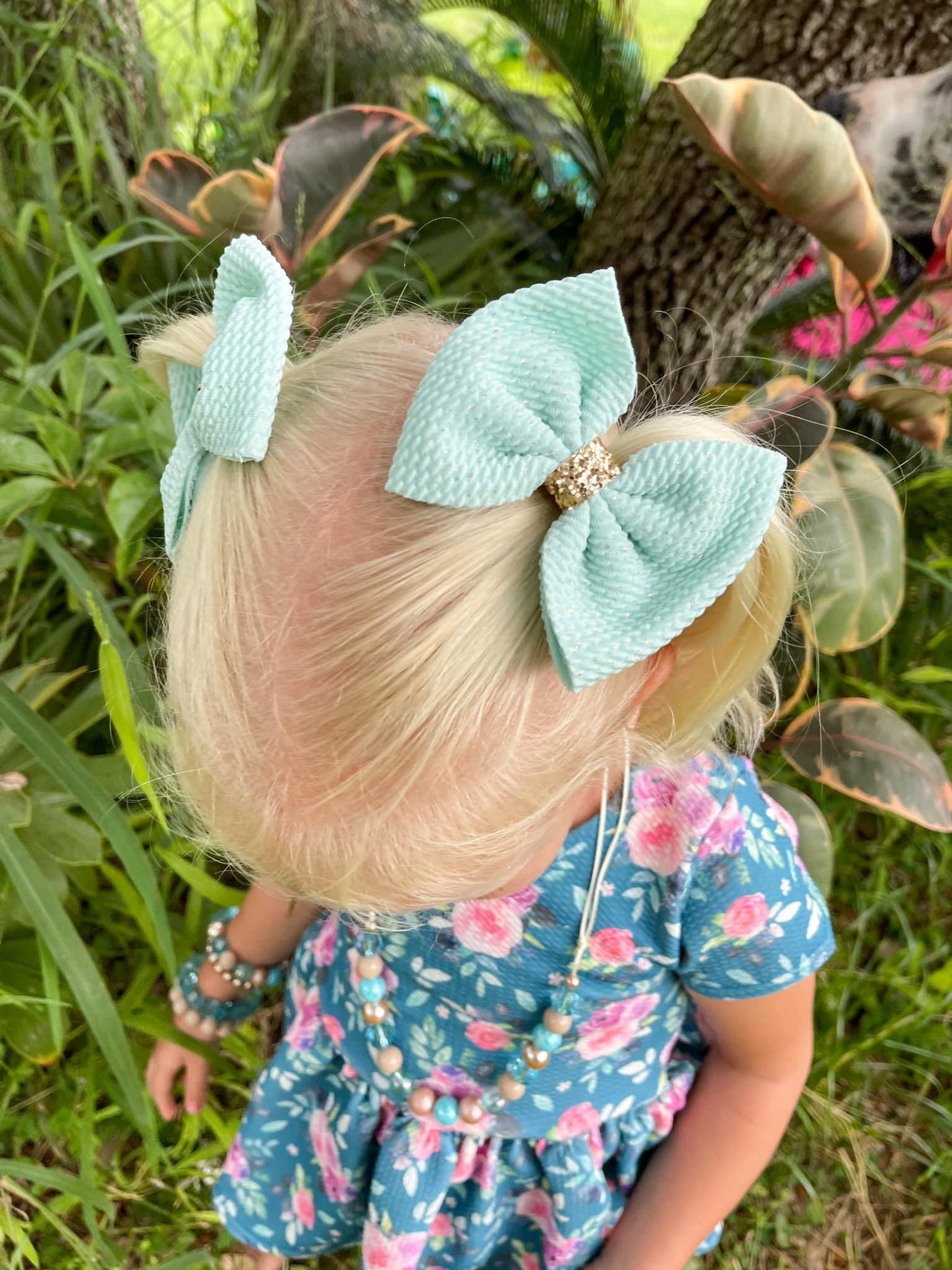 Mint shimmer, oversized bow